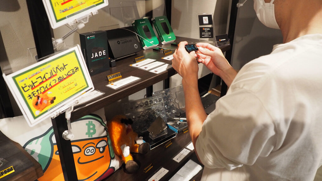 Tokyo Bitcoin Base 内 Lightning Base 対面販売ショップではハードウェアウォレットはじめ Lightning Base 商品を実際に確認しながら購入できます。